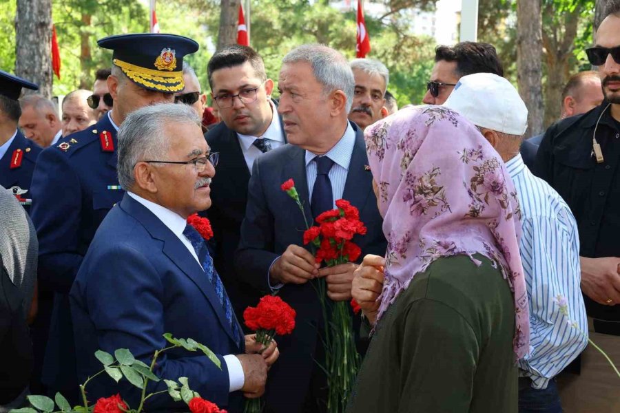 Başkan Büyükkılıç, 15 Temmuz’da Şehitleri Kabirleri Başında Andı