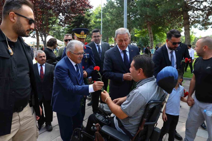 Başkan Büyükkılıç, 15 Temmuz’da Şehitleri Kabirleri Başında Andı