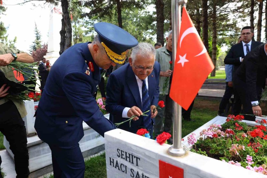 Başkan Büyükkılıç, 15 Temmuz’da Şehitleri Kabirleri Başında Andı