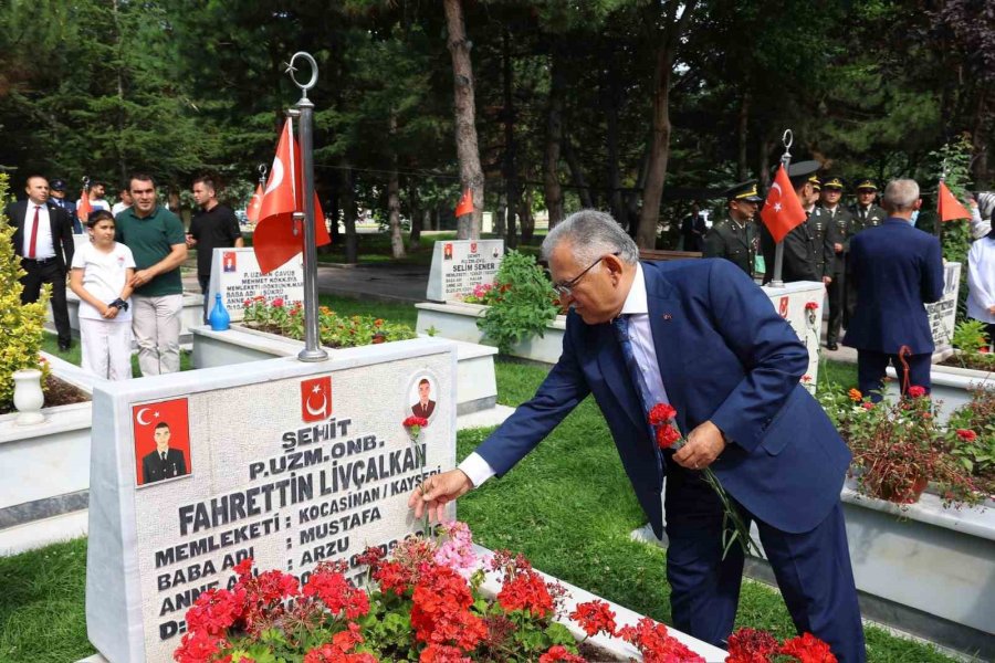 Başkan Büyükkılıç, 15 Temmuz’da Şehitleri Kabirleri Başında Andı