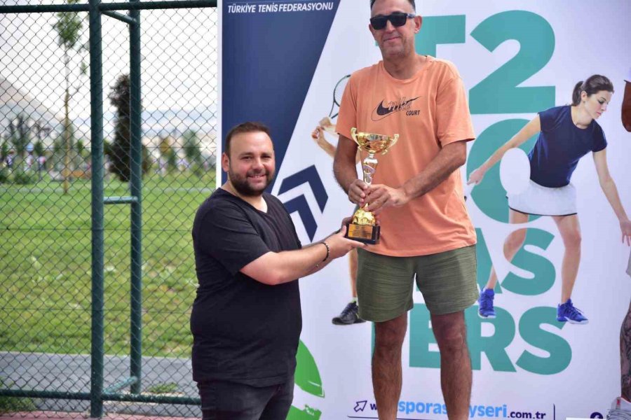 Büyükşehir Spor A.ş. Ev Sahipliğinde Düzenlenen T200 Master Tenis Turnuvası Tamamlandı