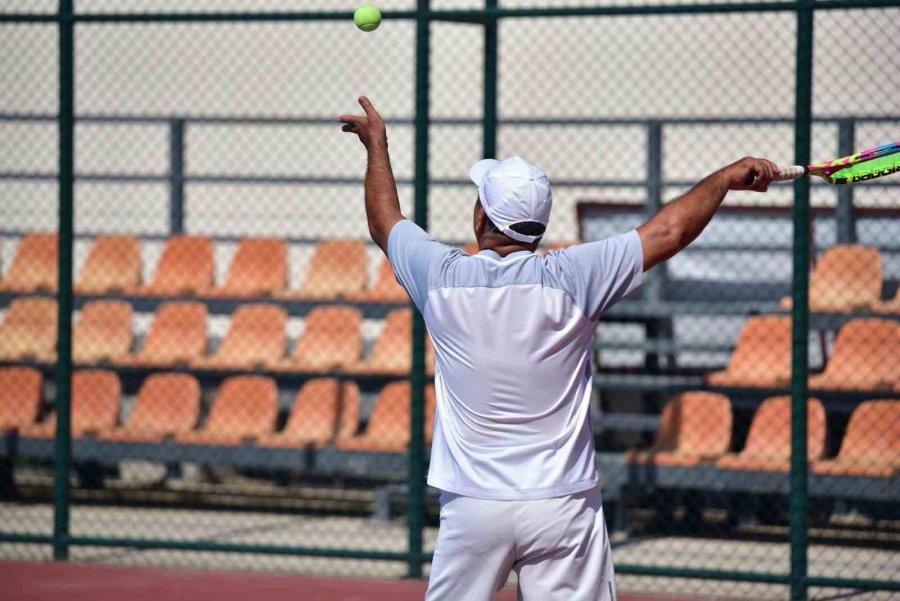 Büyükşehir Spor A.ş. Ev Sahipliğinde Düzenlenen T200 Master Tenis Turnuvası Tamamlandı