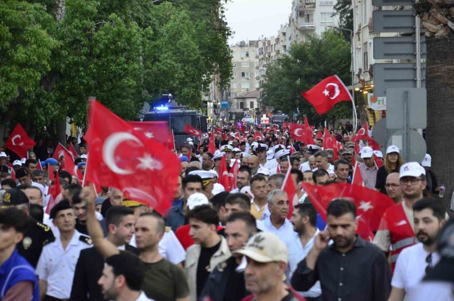 Mersin’de 15 Temmuz Anma Yürüyüşü Düzenlendi, Demokrasi Nöbeti Tutuldu