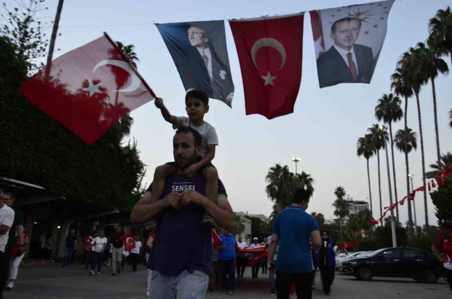 Mersin’de 15 Temmuz Anma Yürüyüşü Düzenlendi, Demokrasi Nöbeti Tutuldu