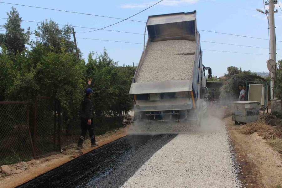 Finike’de 3 Mahallede Sathi Kaplama Asfalt Çalışması