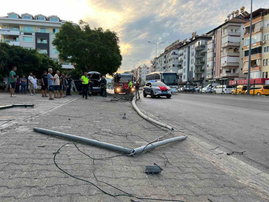 Feci Kazada Ölümden Döndü, Ambulans Yerine Polis Aracına Binmek Zorunda Kaldı