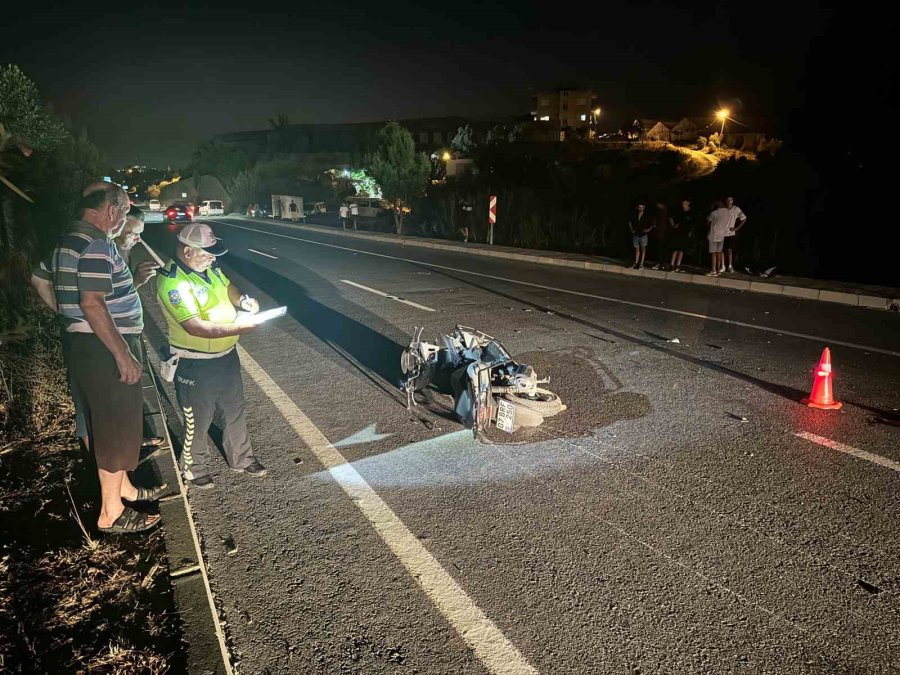 Motosikletle Araca Çarpıp Yere Düşen Gence, Yerde Yatarken Başka Bir Araç Çarptı