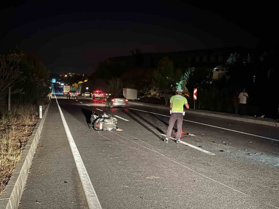 Motosikletle Araca Çarpıp Yere Düşen Gence, Yerde Yatarken Başka Bir Araç Çarptı