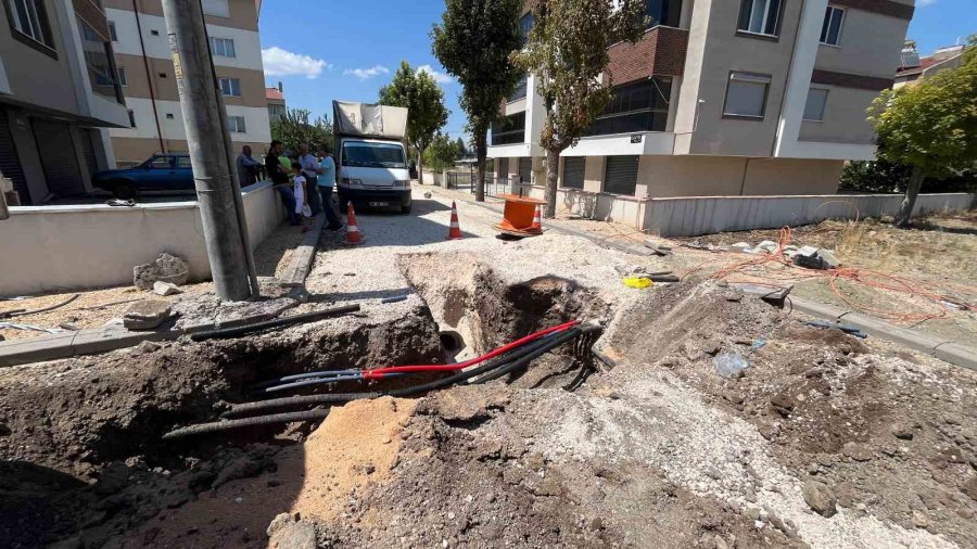 Altyapı Çalışmasında Patlatılan Doğal Gaz Hattında Çıkan Yangın Paniğe Neden Oldu