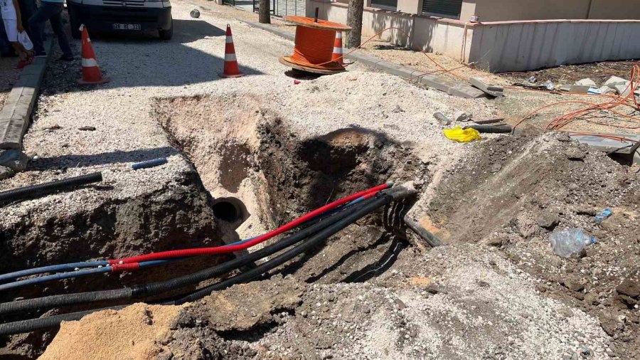 Altyapı Çalışmasında Patlatılan Doğal Gaz Hattında Çıkan Yangın Paniğe Neden Oldu