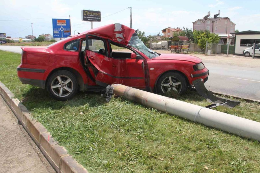 Konya’da Otomobil Aydınlatma Direğine Çarptı: 2 Yaralı