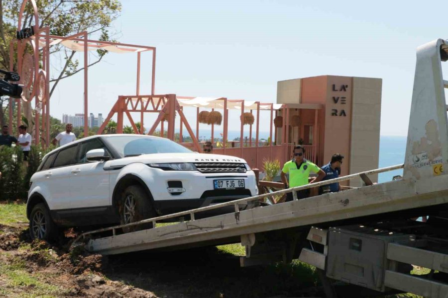 Asansör Yıkımına Karşı Lüks Cipini Barikat Yaptı