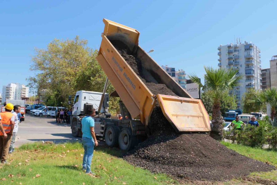 Asansör Yıkımına Karşı Lüks Cipini Barikat Yaptı