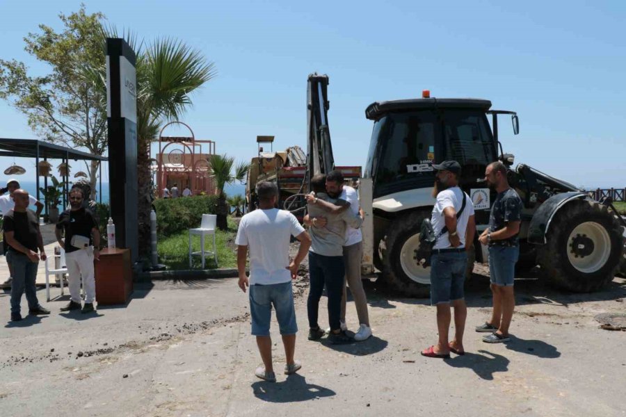 Asansör Yıkımına Karşı Lüks Cipini Barikat Yaptı