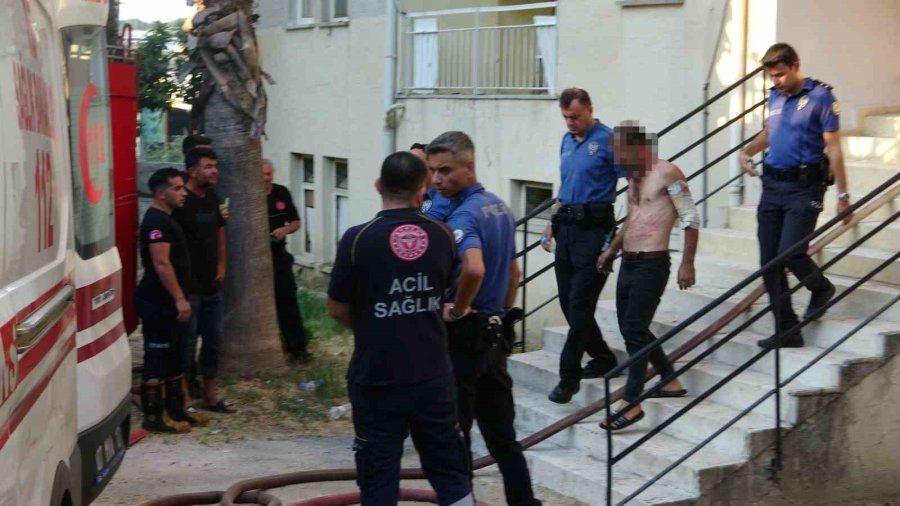 Yaşadığı Daireyi Ateşe Verdi, Linçten Polis Kurtardı