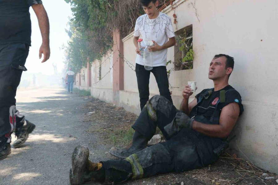 Alevlerin Arasında Kaldı, Yine De Görevini Bırakmadı