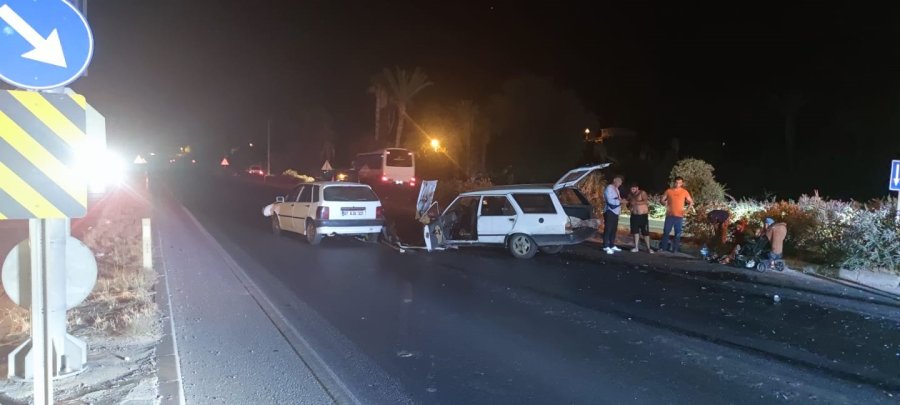 Manavgat’ta Trafik Kazası: 2 Yaralı