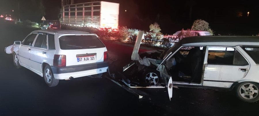 Manavgat’ta Trafik Kazası: 2 Yaralı