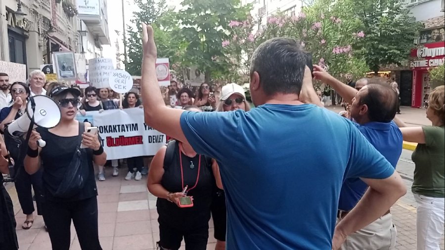 Hayvanseverler "sakat Kalan Çocuklar İçin Neden Ses Çıkartmıyorsunuz?" Diyen Adama Saldırmaya Kalktı