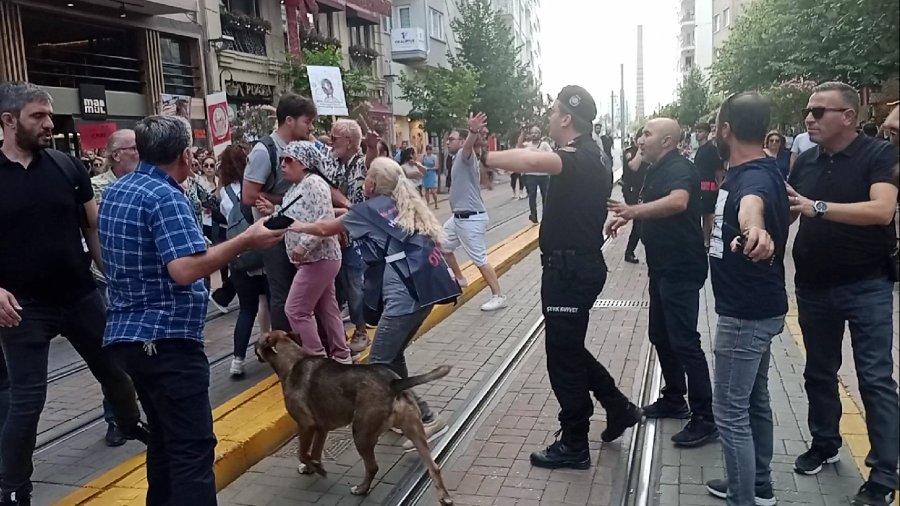 Hayvanseverler "sakat Kalan Çocuklar İçin Neden Ses Çıkartmıyorsunuz?" Diyen Adama Saldırmaya Kalktı