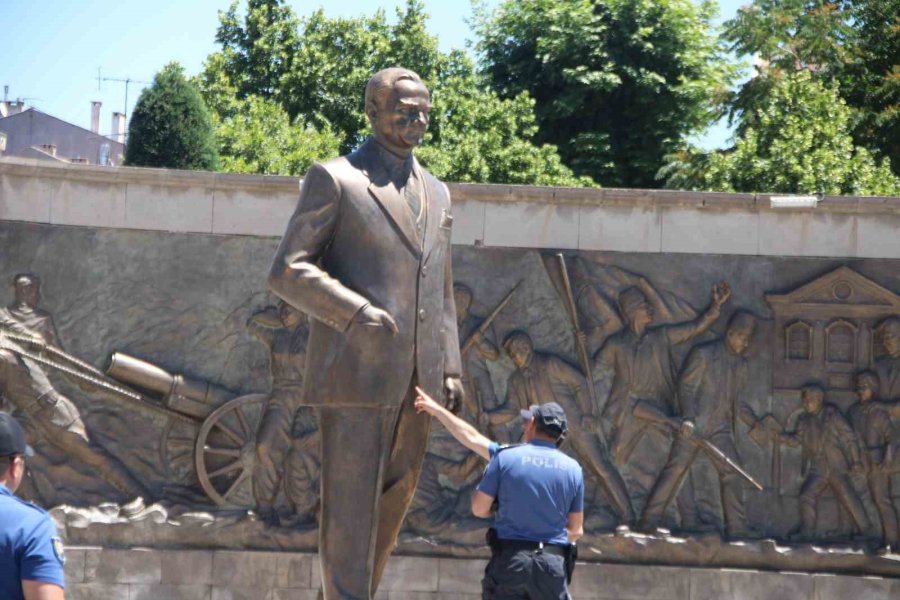 Atatürk Heykeline Saldıran Dayı-yeğene İstenen Ceza Belli Oldu