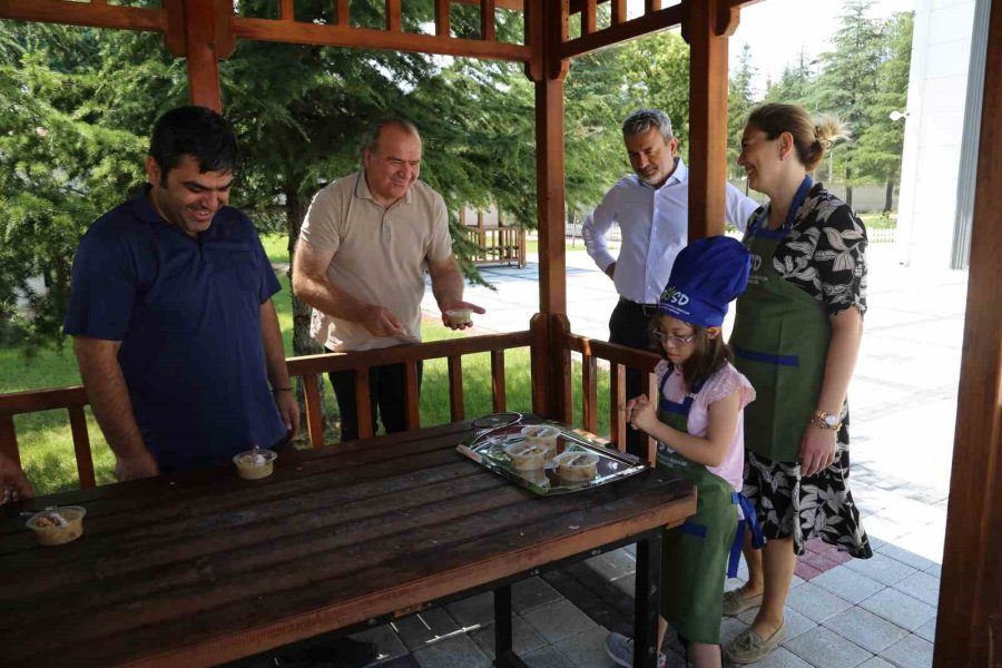 Özel Çocuklar, Kendi Elleriyle Yaptıkları Aşureyi Dağıttı