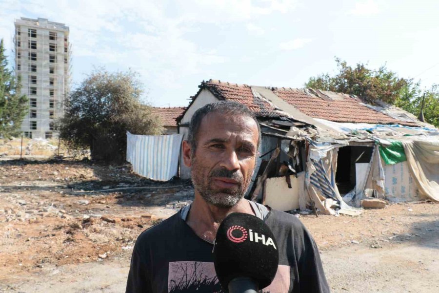 Hem Evleri Hem De Geçimini Sağladıkları Hurdalar Küle Döndü