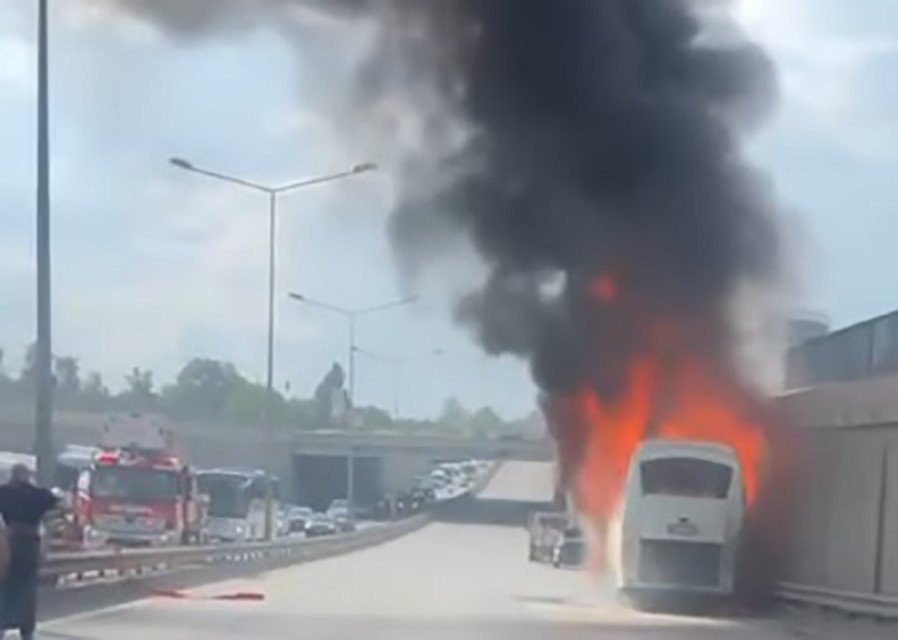 Lastiği Patlayan İşçi Servisi Alevlere Teslim Oldu