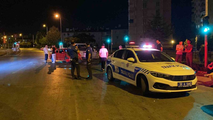 Kayseri’de 2 Otomobil Çarpıştı: 4 Yaralı