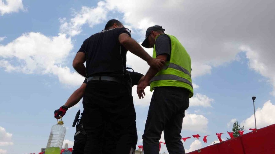 Kendini Yakmaya Çalışan Çekici Sürücüsünü Polis İkna Etti