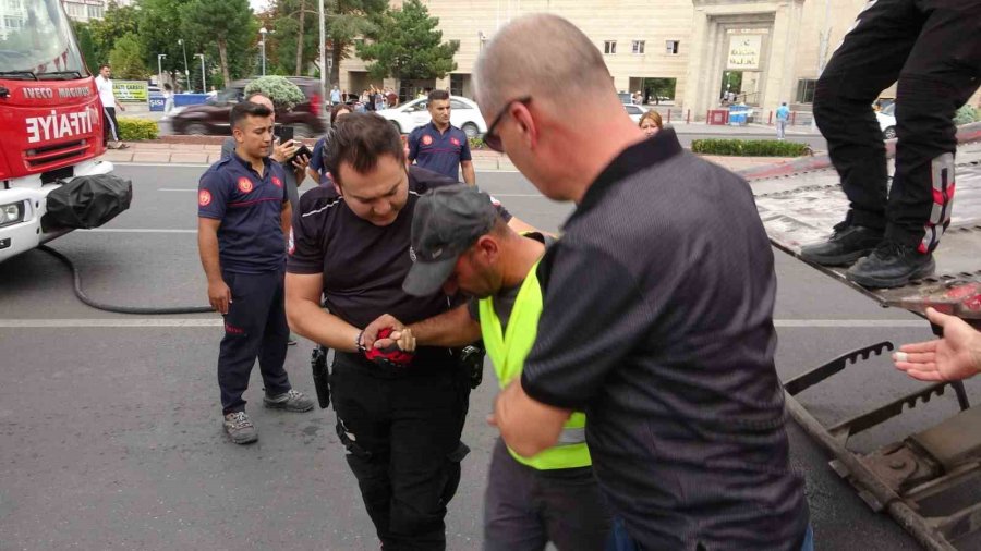 Kendini Yakmaya Çalışan Çekici Sürücüsünü Polis İkna Etti