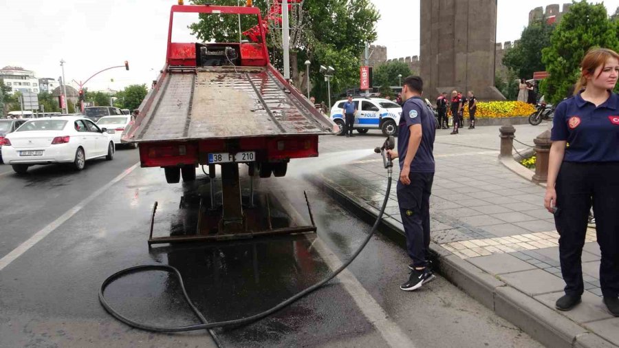 Kendini Yakmaya Çalışan Çekici Sürücüsünü Polis İkna Etti