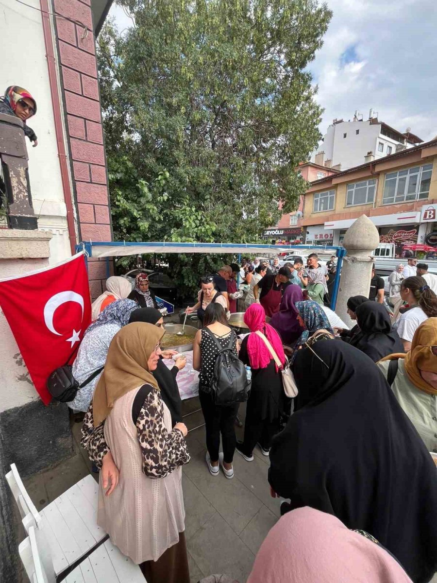 Beyşehirli Hanımlar Vatandaşların Ağzını Aşure İle Tatlandırdı