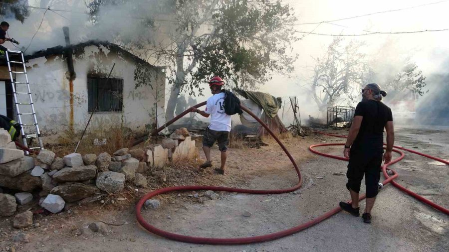 Hem Evleri Hem De Geçimini Sağladıkları Hurdalar Küle Döndü