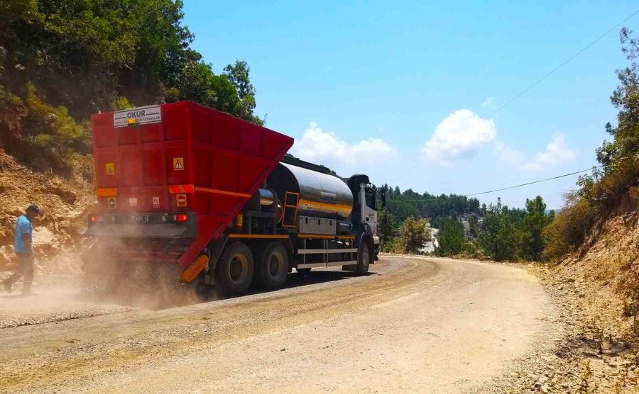 Alanya Belediyesi’nden 4 Mahalleyi Bağlayan Yolda Asfalt Çalışması