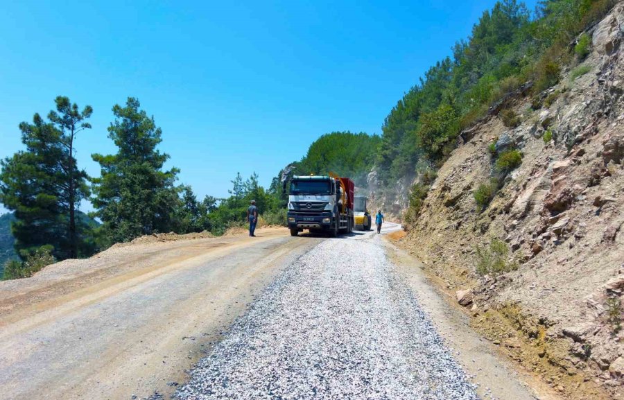 Alanya Belediyesi’nden 4 Mahalleyi Bağlayan Yolda Asfalt Çalışması