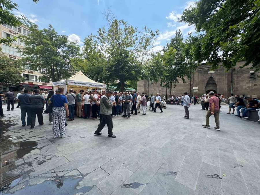 Kayseri Vakıflar Bölge Müdürlüğü’nden Aşure İkramı