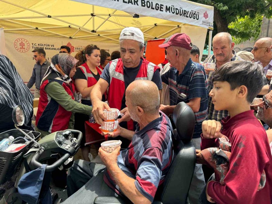 Kayseri Vakıflar Bölge Müdürlüğü’nden Aşure İkramı