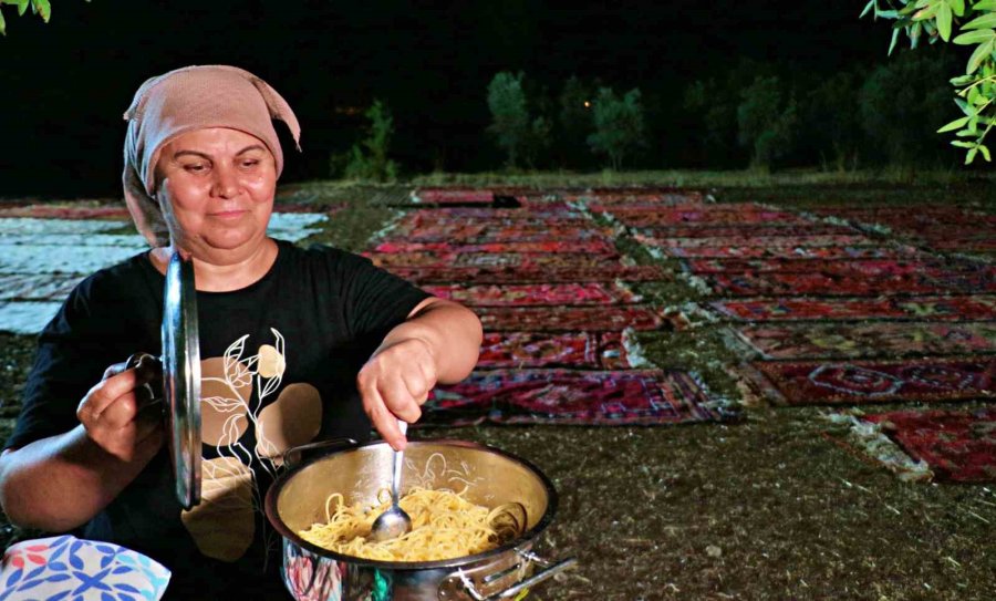 Tarlada Milyonluk Halı Nöbeti: Güneş Batınca Başlıyor, Doğunca Bitiriyorlar