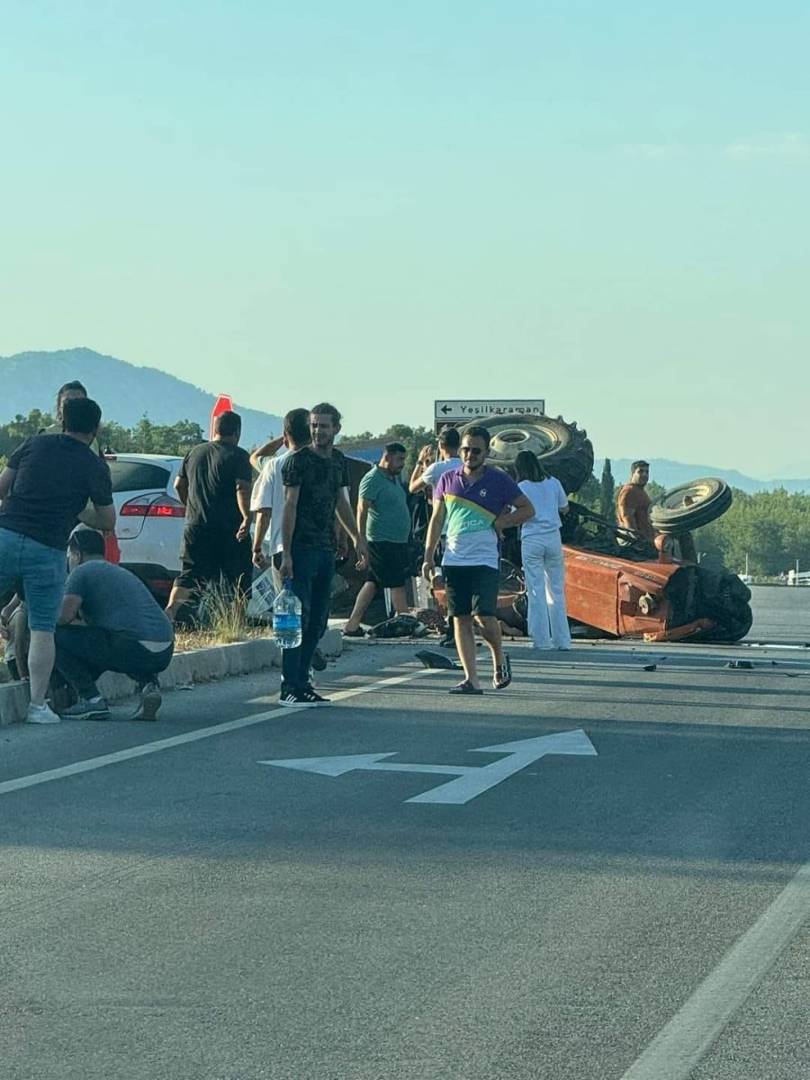 Kontrolden Çıkan Otomobil Traktöre Çarptı: 1 Ölü