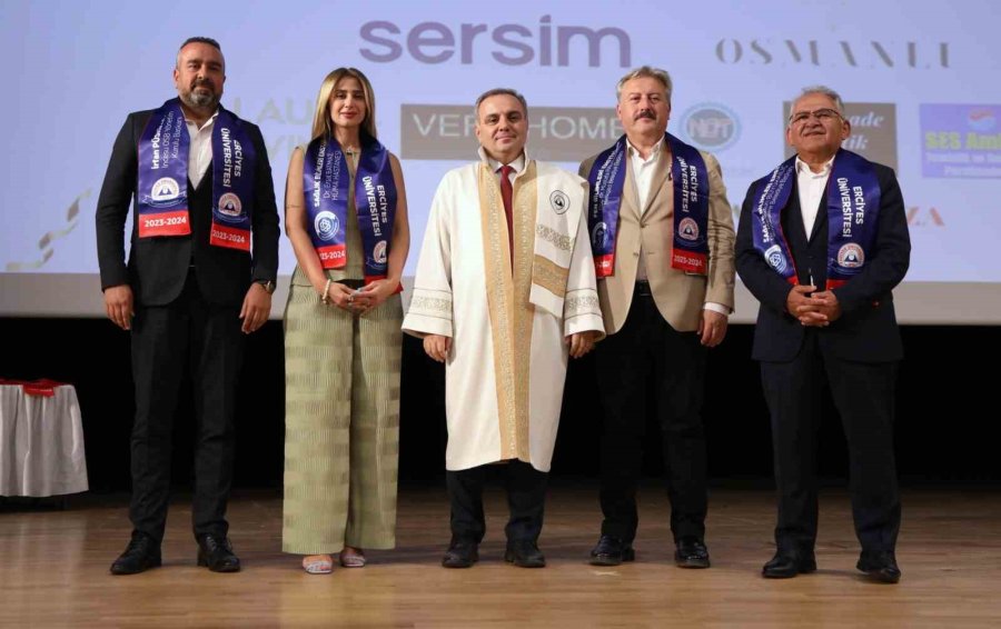 Erü’de Lisansüstü Mezuniyet Sevinci Yaşandı