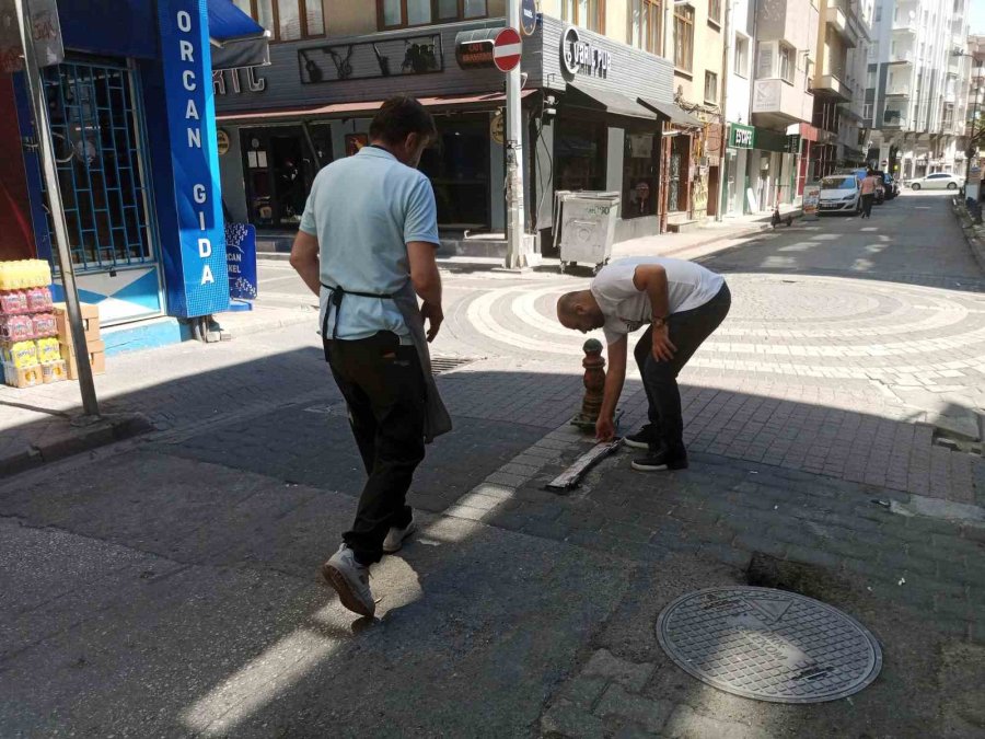 Trafiğe Kapalı Olmasına Rağmen Her Çeşit Aracın İşgal Ettiği Sokaktaki Esnaf Kendi Çözümünü Üretti