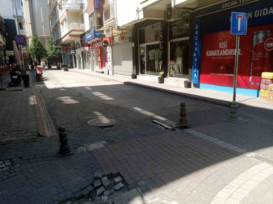 Trafiğe Kapalı Olmasına Rağmen Her Çeşit Aracın İşgal Ettiği Sokaktaki Esnaf Kendi Çözümünü Üretti