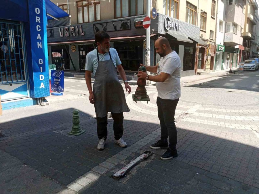 Trafiğe Kapalı Olmasına Rağmen Her Çeşit Aracın İşgal Ettiği Sokaktaki Esnaf Kendi Çözümünü Üretti