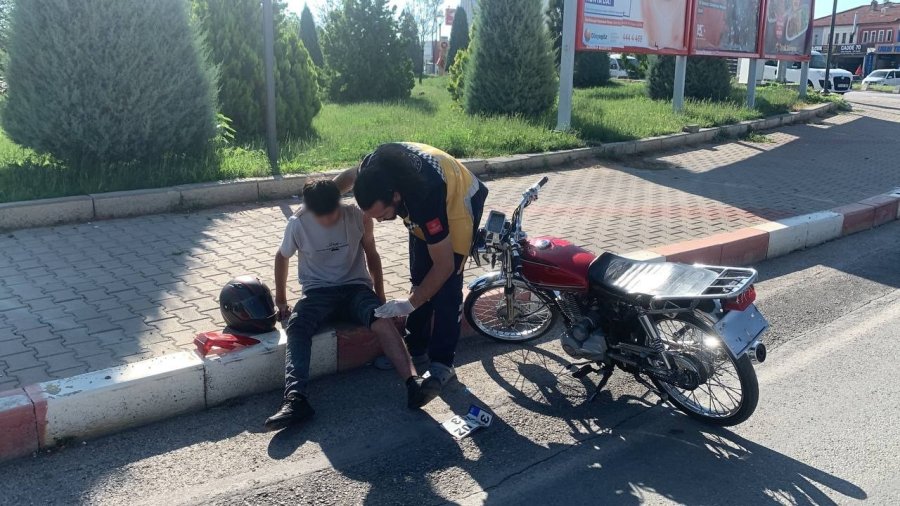 Hafif Ticari Araçla Çarpışan Motosiklet 30 Metre Sürüklendi: 2 Yaralı