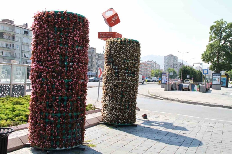 Büyükşehir Kentin Dört Bir Yanını 800 Bin Adet Çiçek İle Donattı