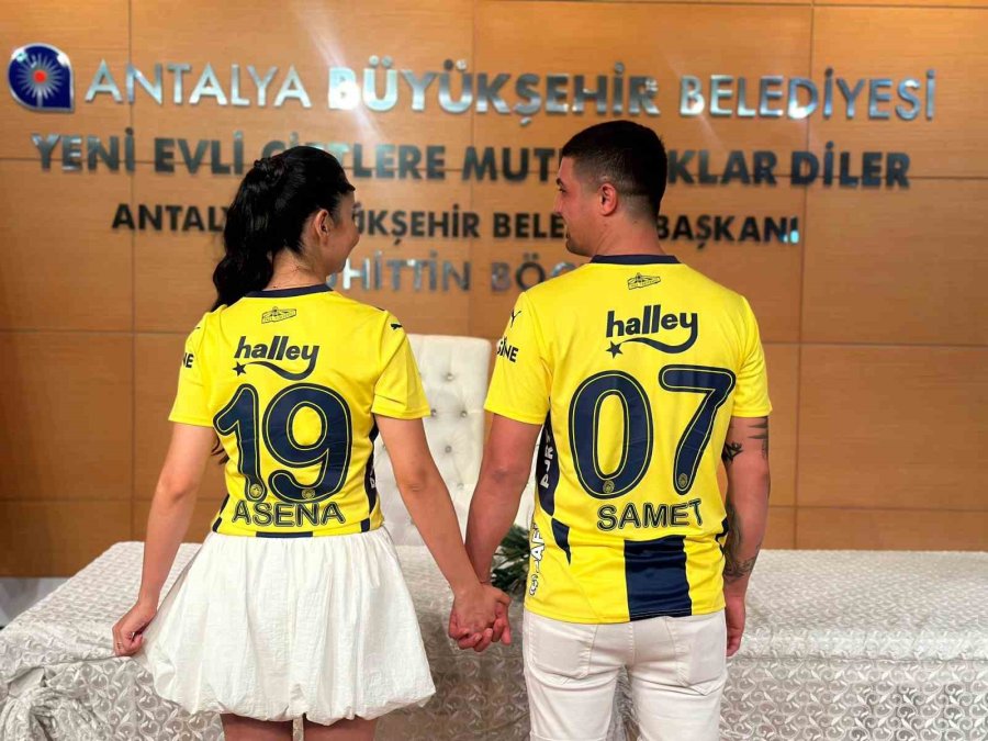 Yıllar Sonra Buluşan İlkokuldaki Fenerbahçe Aşıkları, Dünya Fenerbahçeliler Günü’nde Dünya Evine Girdi