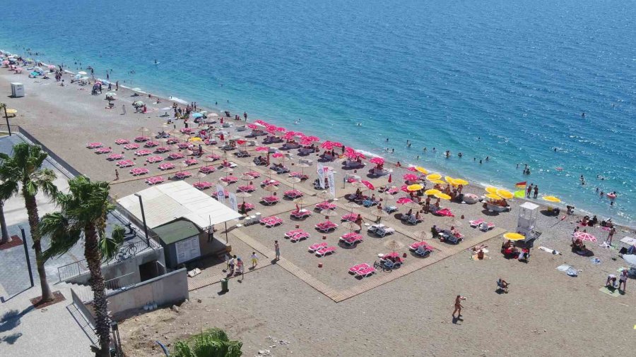 Büyükşehir’in Konyaaltı Sahili’ndeki İkinci Halk Plajı Hizmette