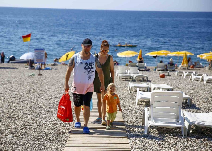 Büyükşehir’in Konyaaltı Sahili’ndeki İkinci Halk Plajı Hizmette