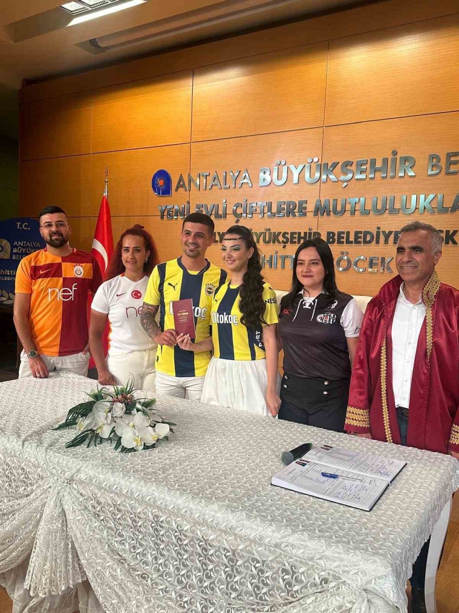 Yıllar Sonra Buluşan İlkokuldaki Fenerbahçe Aşıkları, Dünya Fenerbahçeliler Günü’nde Dünya Evine Girdi